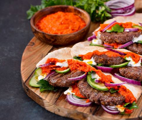 Pljeskavica v pita chlebe s domácim ajvarom