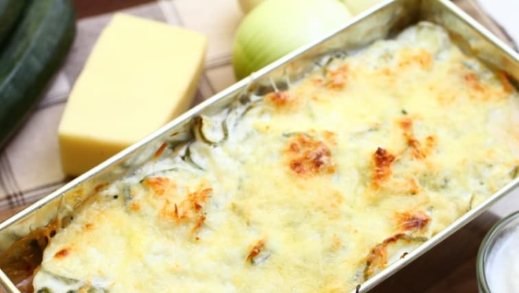 Rakott cukkini sajtosan