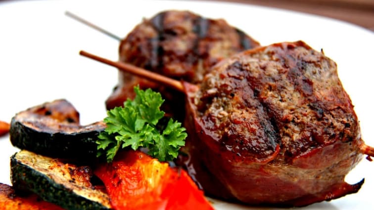 Penízky z mletého masa plněné balkánským sýrem