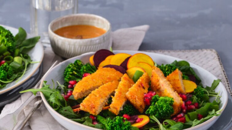 Vegán szeletek salátával és chilis tahini szósszal