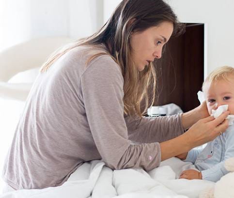 Jak na ucpaný nos dítěte? Zkuste solné kapky a odsávání 