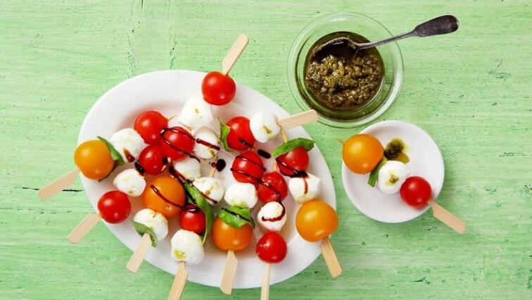 Špízky caprese s cherry rajčátky a baby mozarellou