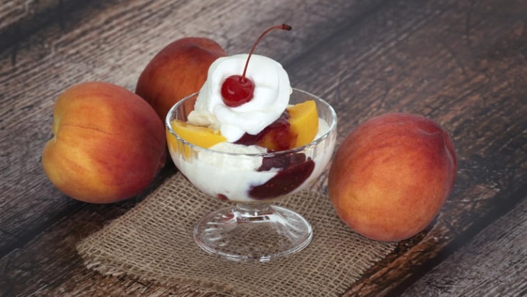 Zmrzlinový pohár se šlehačkou s nízkým obsahem laktózy