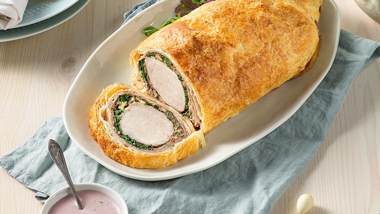 Vepřová panenka se špenátem, zabalená v prosciutto šunce a v listovém těstě