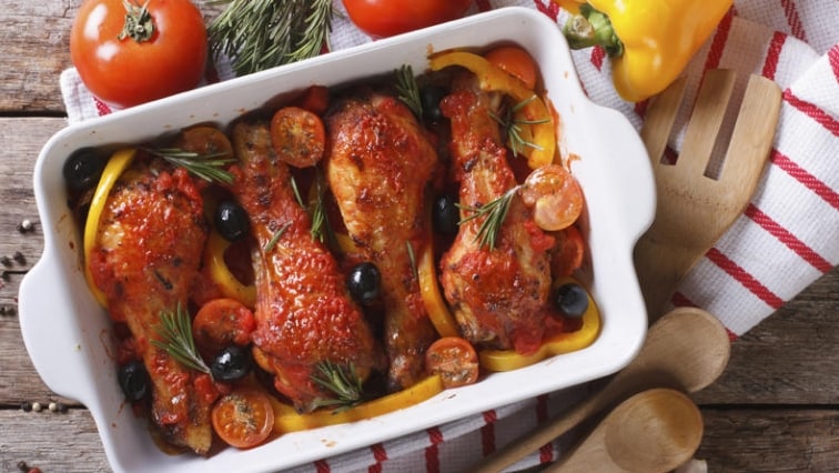 Pomalu pečené paličky v rajčatové omáčce s olivami a zeleninou