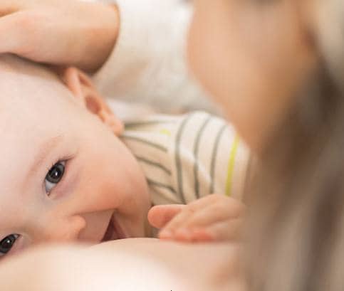 Nem megfelelő élelmiszerek a szoptatási időszakban: Hagyja ki a mentát és a hal-féléket!