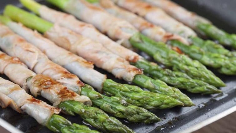 Grilovaný chřest se slaninou