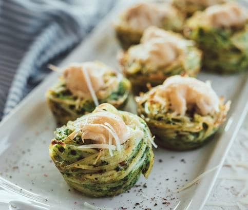 Špagetové „muffiny“ se špenátem a kuřecím masem