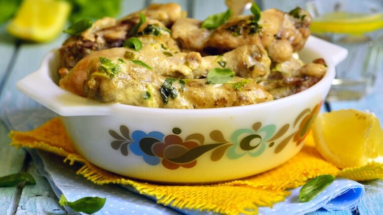 Kuřecí stehna pečená v jemné smetanové omáčce s bylinkami