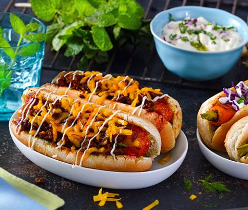 Chilli cheese dogs a mrkvové veganské hotdogy