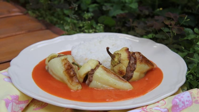 Masem plněné papriky v jemné rajské omáčce