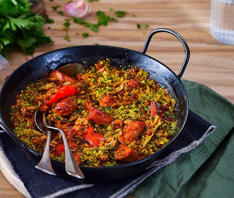 Fűszeres casserole vegetáriánus virslivel