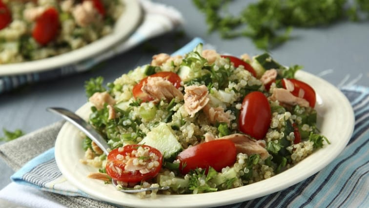 Quinoa salát s lososem, zeleninou a svěží zálivkou