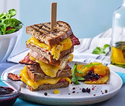 Grillezett sajt szalonnával, vörösáfonyás mártásban