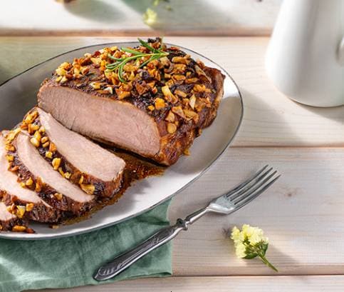 Sertéskaraj fokhagymakéregben nádcukorral, póréhagymás-zöldborsós salátával