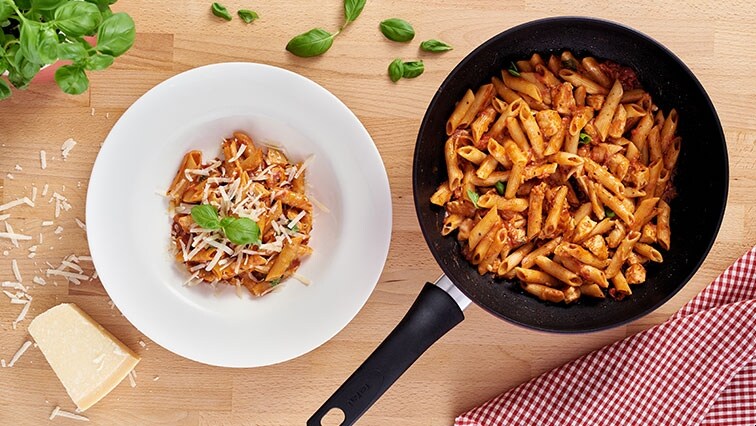 Těstoviny s kuřecím masem a sýrem v rajčatové omáčce