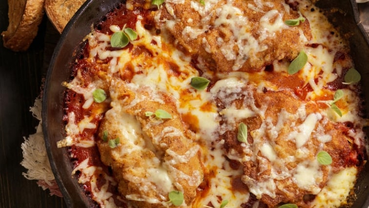 Kuřecí prsa zapečené v rajčatové omáčce a parmazánové krustě