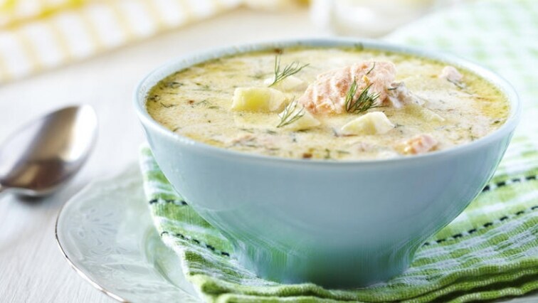 Rybí polévka s lososem, brambory a koprem