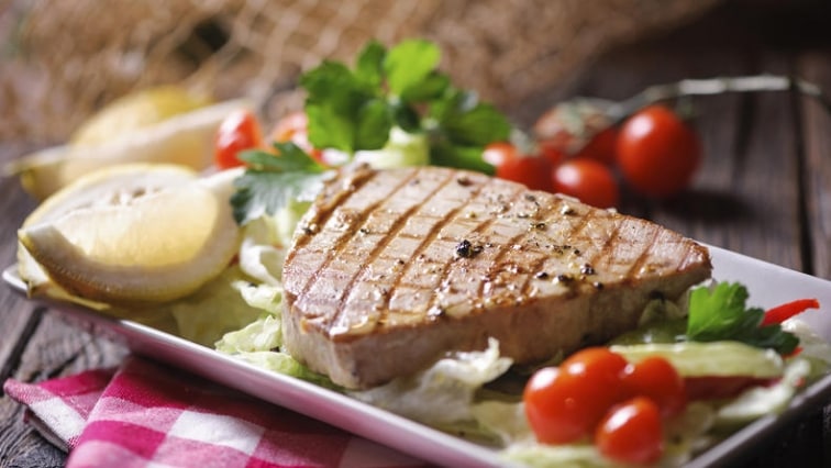 Steak z tuňáka marinovaný v olivovém oleji s citronovou šťávou