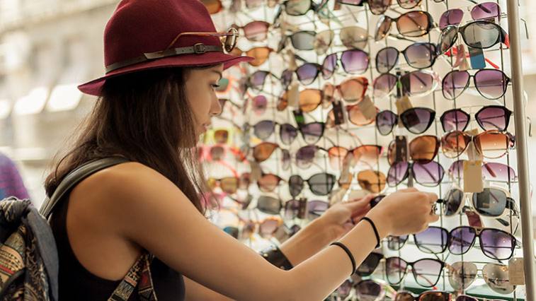 Slnečné okuliare z trhov oči chránia, no sledujte čísla