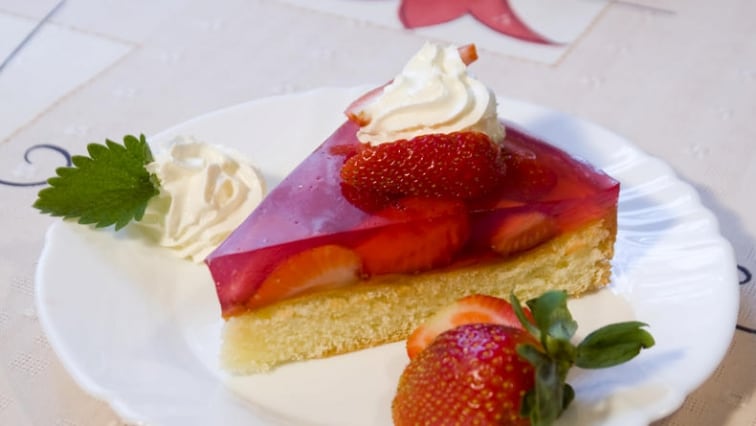 Piškotový koláč s jahodovým želé