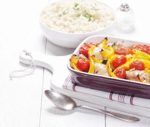 Rýže s kuřecím masem, paprikou, rajčaty a cuketou