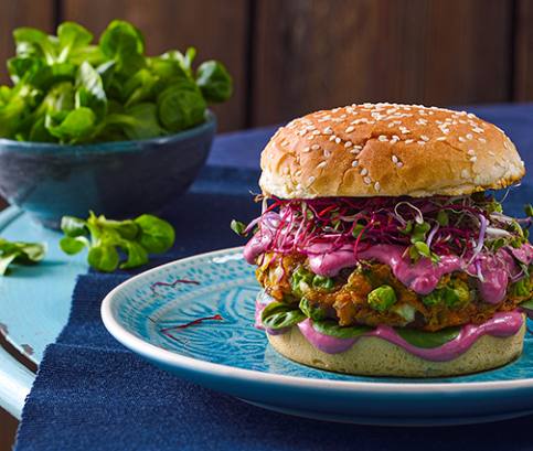 Vegetariánsky burger s omáčkou z červenej repy