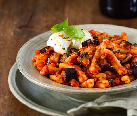 Cestoviny s pikantnou baklažánovou omáčkou a s mozzarellou 