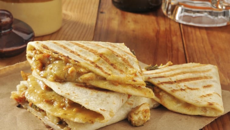 Mexická quesadilla s kuřecími prsy nebo vepřovou krkovicí a sýrem na grilu