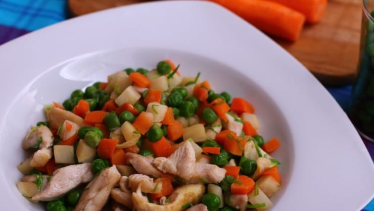 Párolt zöldségek csirkével