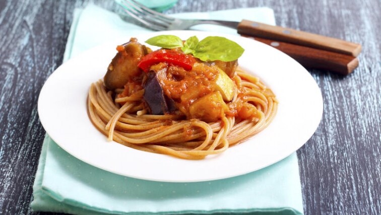 Celozrnné špagety s omáčkou z lilku, paprik a rajčat