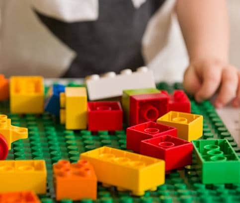 Játékos matematika: A LEGO megtanítja a gyerekeket szorozni és osztani