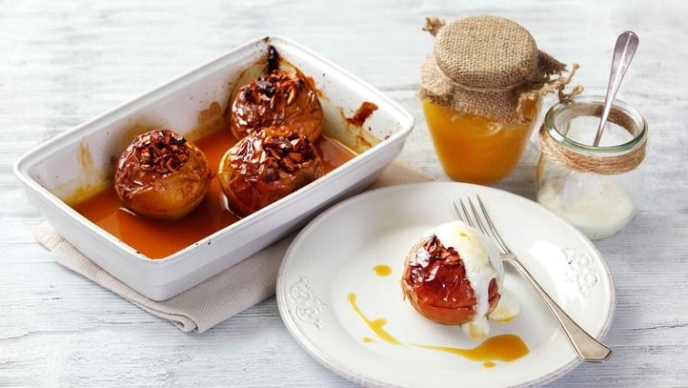 Pečená jablka plněná ořechy medem a jogurtem