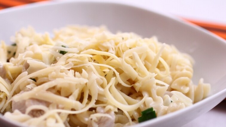 Csirkemell sajtos tésztával