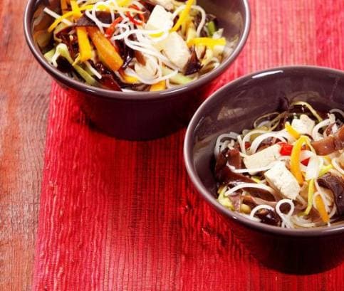 Smažené thajské nudle s chilli, vejcem a tofu