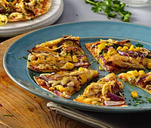 Grilovaná pizza na tortille s trhaným kuracím mäsom