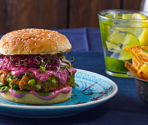Vegetáriánus burger céklaszósszal és tahini pasztával