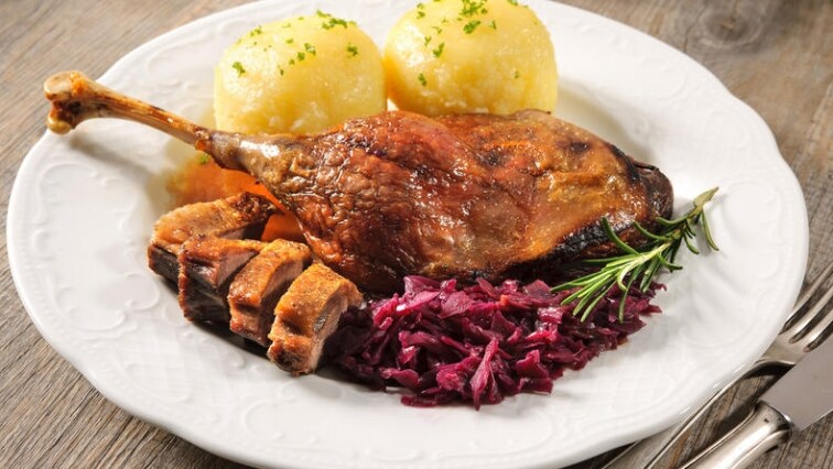 Svatomartinská husa plněná jablky s medovou krustou