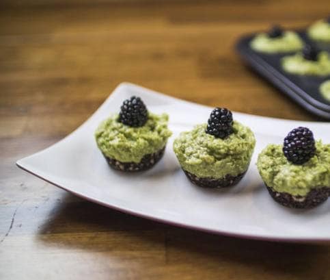 Dvoubarevné raw dortíky s avokádovým krémem