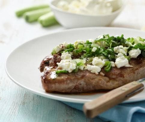 Grilovaná jehněčí kýta s mátou a sýrem feta