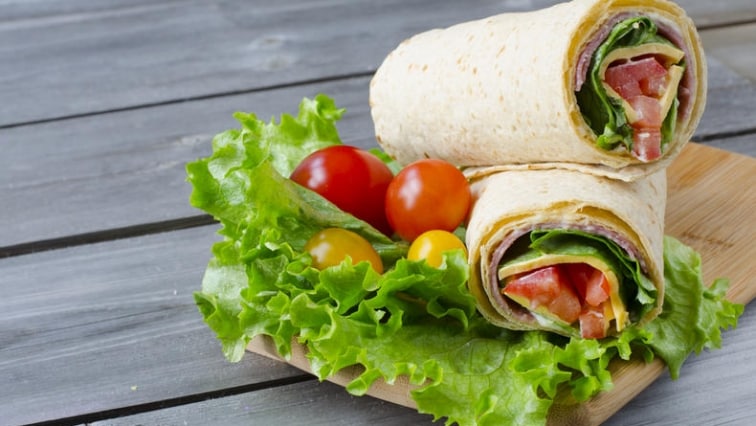 Svačinkový wrap z domácích tortill plněný cottage, šunkou a sýrem