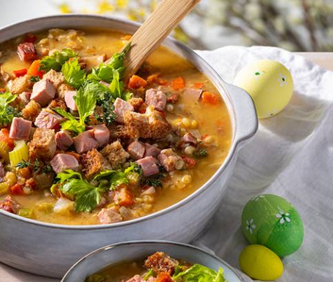 Húsleves füstölt hússal, pirított zsemlekockákkal