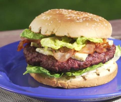 Maxi burger s nivou, slaninou a marinádou s kentuckým bourbonem