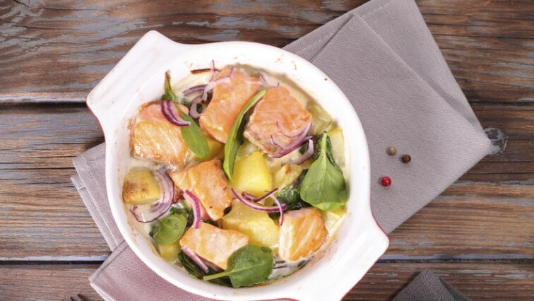 Jemná bramborová polévka s nízkým obsahem laktózy s kousky lososa a špenátem