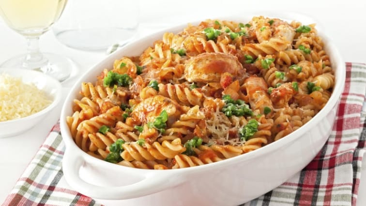 Zapečené těstoviny s kuřecím masem a rajčatovou omáčkou