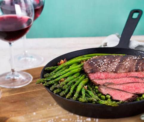 Steak s jarní zeleninou z jedné pánve