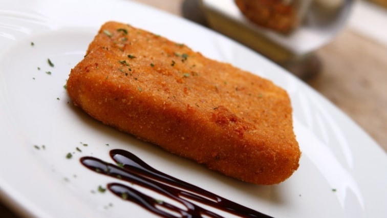 Sajttal-sonkával töltött, rántott palacsinta