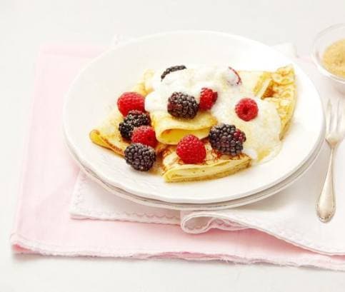 Palačinky z pohankové mouky s ovocem a jogurtem