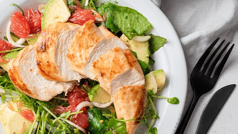 Zeleninový salát s kousky grilovaného kuřete