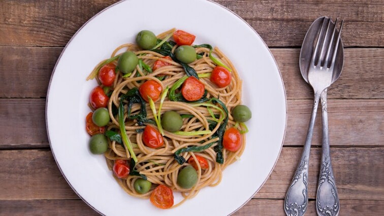 Celozrnné těstoviny s cherry rajčátky, olivami a česnekem